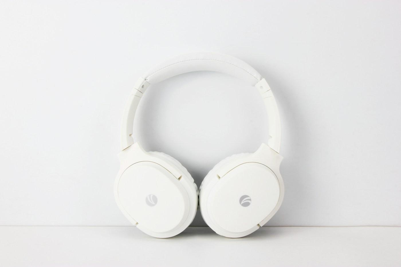 Headphone branco sobre um fundo claro